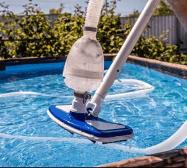 Manutenção preventiva em piscina residencial (imagem ilustrativa)