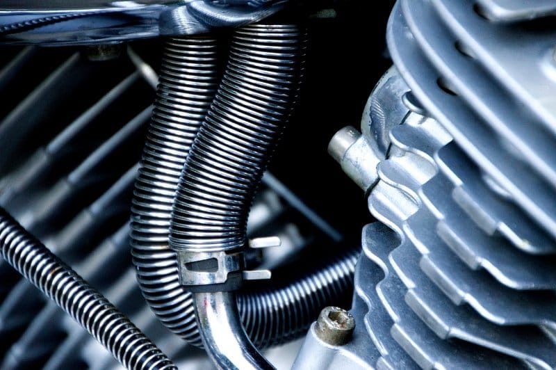 Detalhe de motor e componentes mecânicos (imagem ilustrativa)