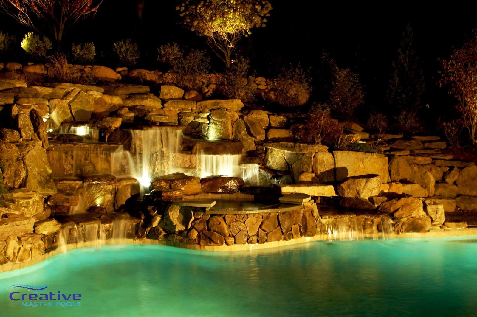 Piscina ao anoitecer — Imagem ilustrativa