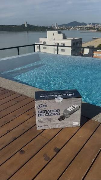 Gerador de cloro salino instalado em piscina de cobertura (foto Giba Pool)