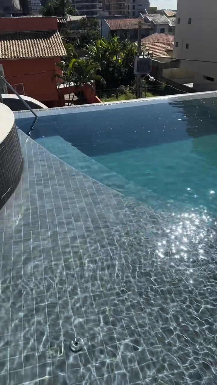 Piscina com água cristalina após o serviço de tratamento (foto Giba Pool)