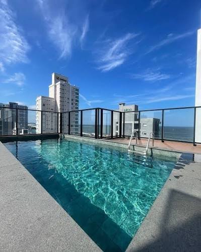 Piscina com deck — Foto Giba Pool