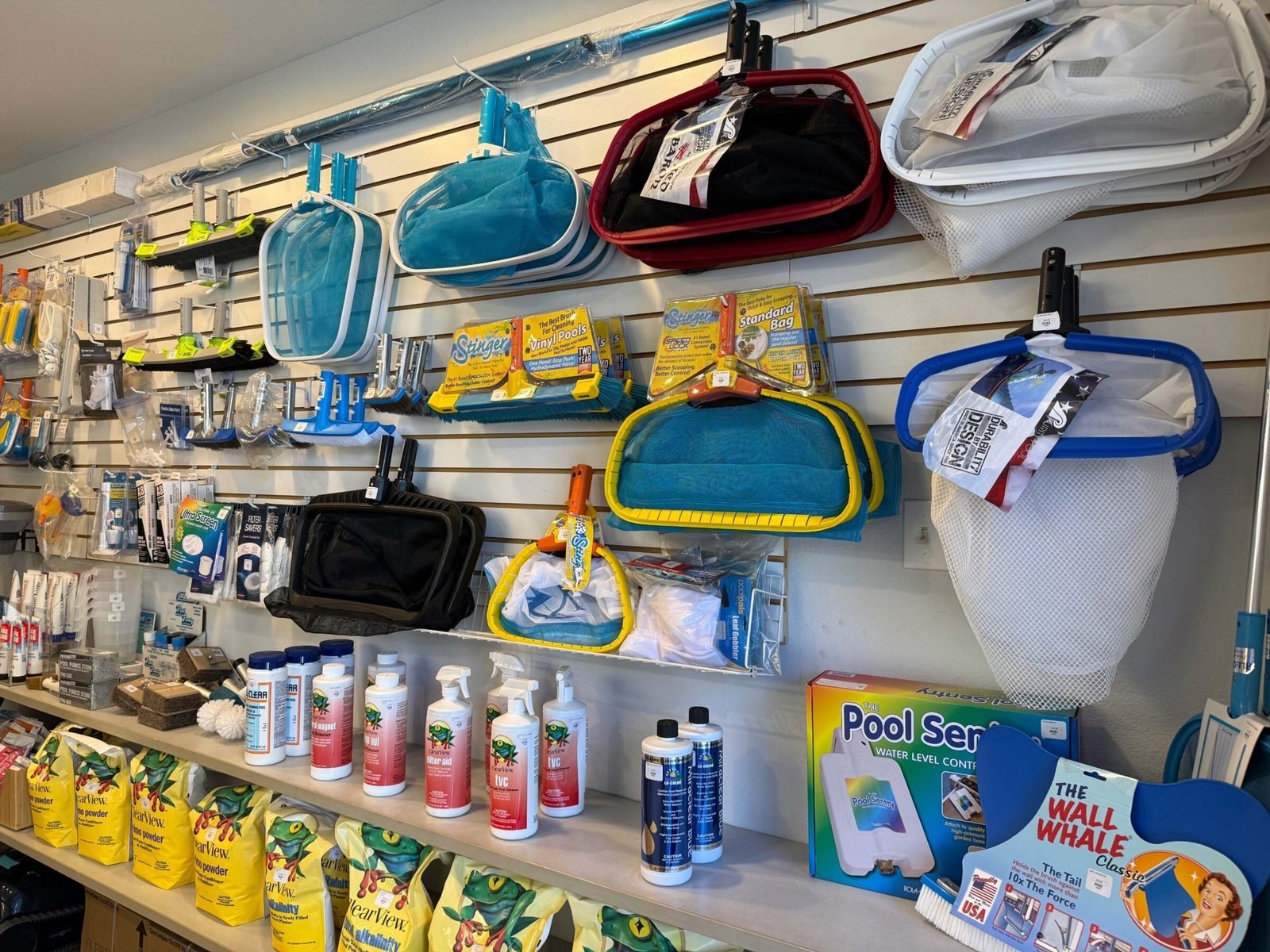 Interior de loja especializada em produtos e acessórios para piscinas (imagem ilustrativa)